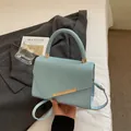 Petit sac carré bleu clair avec rabat texturé tissé et accents dorés chic - Bleu