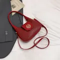 Sac à bandoulière tressé rouge rétro avec logo M doré et anse sous le bras chic - Rouge