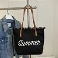 Μαύρη πάνινη τσάντα tote με κέντημα Summer, κρόσσια και καφέ δερμάτινα λουράκια - Μαύρο