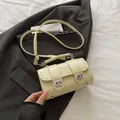 Sac Boston beige crème avec deux boucles rotatives argentées et bandoulière amovible - Jaune sans pendentif