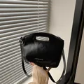 Borsa tote nera lucida con testo Fashion & Bags, dotata di manico e tracolla regolabile - Nero