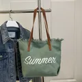 Salbeigüne Canvas-Tasche mit Summer-Stickerei, Fransen und braunen Riemen - Grün
