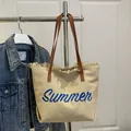 Bolso tote de lona beige con bordado Summer azul y detalles de bordes deshilachados - Caqui