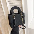 Borsa quadrata nera trapuntata con ciondolo a chiave dorata e manico arrotondato - Con Ciondolo / Nero