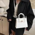 Elegante borsa a tracolla bianca in ecopelle con fibbia dorata e manico per donna - Bianco