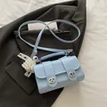 Bolso Boston azul claro de cuero sintético con cierres de giro y dije de perlas - Con Colgante / Azul