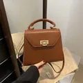 Borsa a tracolla in ecopelle marrone con chiusura girevole dorata e manico - Marrone
