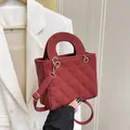 Borsa a tracolla quadrata rossa trapuntata con dettagli dorati e manico superiore - Con Ciondolo / Rosso