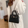 Elegante borsa a mano nera da donna con fibbia dorata e tracolla per stile casual - Nero