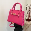 Borsa a mano fucsia minimalista con chiusura a scatto dorata e tracolla regolabile - Rosa Rosso