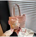 Détail du sac cabas rose texturé avec pendentif ours et logo RAH TOP imprimé - Avec Pendentif / Rose