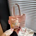 Borsa tote rosa testurizzata con ciondolo a orsetto rimovibile e tracolla regolabile - Con Ciondolo / Rosa