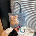 Borsa tote celeste testurizzata con ciondolo a forma di orsetto e bordi ripiegati - Con Ciondolo / Blu