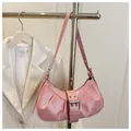 Vue détaillée du sac lune rose en cuir verni avec fronces élégantes et boucle argentée - Rose
