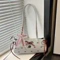 Sac sous le bras bleu-gris clair avec motifs noeuds rouges et pendentif coeur style balletcore - Bleu