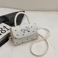 Beige Handtasche aus Kunstleder mit schwarzem Schleifenmuster und silberner Schnalle - Weiß