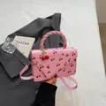 Roze crossbodytas met kersenprint, gedraaid handvat en een metalen kersenhanger - Roze