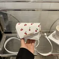 Mini sac bandoulière blanc avec motif cerises et garniture métallique sur le rabat - Mini sac blanc imprimé cerise