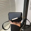 Mini zwarte PU-lederen crossbodytas met kersenflap en gouden metalen sluiting - Zwart
