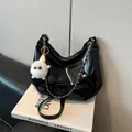 Sac demi-lune en cuir verni noir avec chaîne en métal et breloque peluche monstre - Noir