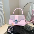 Minimalistische rosa Leder-Unterarmtasche mit glitzerndem Deckel und Metallschloss - Rosa