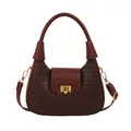 Bolso hobo de media luna trenzado marrón oscuro con asa lisa y detalles dorados - Marrón Oscuro