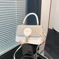 Bolso beige minimalista con diseño de retazos de diamantes y cierre metálico dorado - Blanco