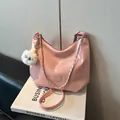 Sac hobo rose brillant avec bandoulière chaîne argentée et pompon blanc en peluche - Rose