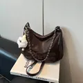 Sac hobo chic en similicuir marron foncé avec chaîne argentée et breloque en peluche - Marron
