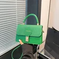 Bolso cuadrado minimalista verde brillante con lentejuelas y cierre giratorio oro - Verde