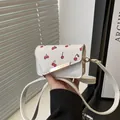 Mini witte crossbody tas met rode kersenprint en gouden metalen sluiting voor dames - Kersenwit
