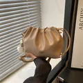 Bolso saco plisado beige con letras doradas y accesorio de colgante de felpa suave - Caqui