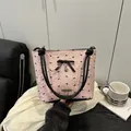 Borsa rosa strutturata con fiocco nero, ciondolo a cuore e manico in corda intrecciata - Rosa