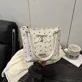 Borsa sottobraccio bianca con fiocchi neri e un ciondolo a cuore in metallo - Bianco