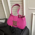 Bolso baguette de cuero PU magenta con hebilla dorada vintage y correa con ojales - Rosa rojo
