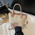 Rosa Lederbesatz Stroh Eimertasche mit Tragegriff und Mode-Logo für den Sommerstil - Khaki