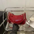 Bolso media luna de charol rojo con cadena dorada y colgante de cereza en estante - Con Colgante / Rojo