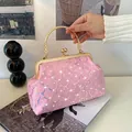 Pochette a scatola con paillettes rosa, manico in metallo dorato e tracolla da sera - Rosa