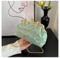 Borsa da sera verde menta con paillettes, pieghe in rete e chiusura vintage a scatto - Verde