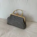 Elegante borsa a conchiglia grigia con chiusura in metallo dorato e dettagli floreali - Grigio