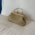 Elegante borsa da sera intrecciata dorata con manico in metallo e chiusura a scatto - Cachi