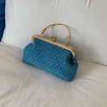 Borsa da sera blu intrecciata con manico floreale dorato e chiusura a clip - Blu