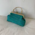 Borsa da sera intrecciata blu pavone con cornice e manico in metallo dorato - Verde