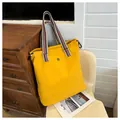 Detalle del bolso tote amarillo grande con asas de rayas coloridas y cierre de cordón - Amarillo