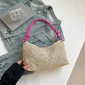 Handgewebte beige Strohtasche mit leuchtend pinkfarbenen Griffen und Goldbeschlägen - Rosenrot