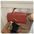 Rote geflochtene Baguette-Tasche mit Goldverschluss und einem verstellbaren Schultergurt - Rot