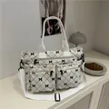 Cremefarbene Cord-Tasche mit schwarzen Schleifenmustern und gestepptem Rautendesign - Weiß