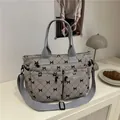Graue Cord-Tasche mit schwarzem Schleifenmuster und funktionalen Reißverschlusstaschen - Grau