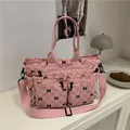 Rosafarbene Cord-Einkaufstasche mit Rautenmuster und Schleifenprint sowie Fronttaschen - Rosa