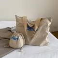 Minimalistisches beiges Taschen-Set mit blauem Beach-Schriftzug und Zugbeutel-Detail - Khaki
